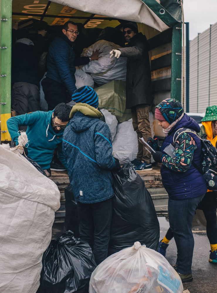 Несколько волонтеров после акции остаются, чтобы помочь загрузить все собранные отходы в грузовик