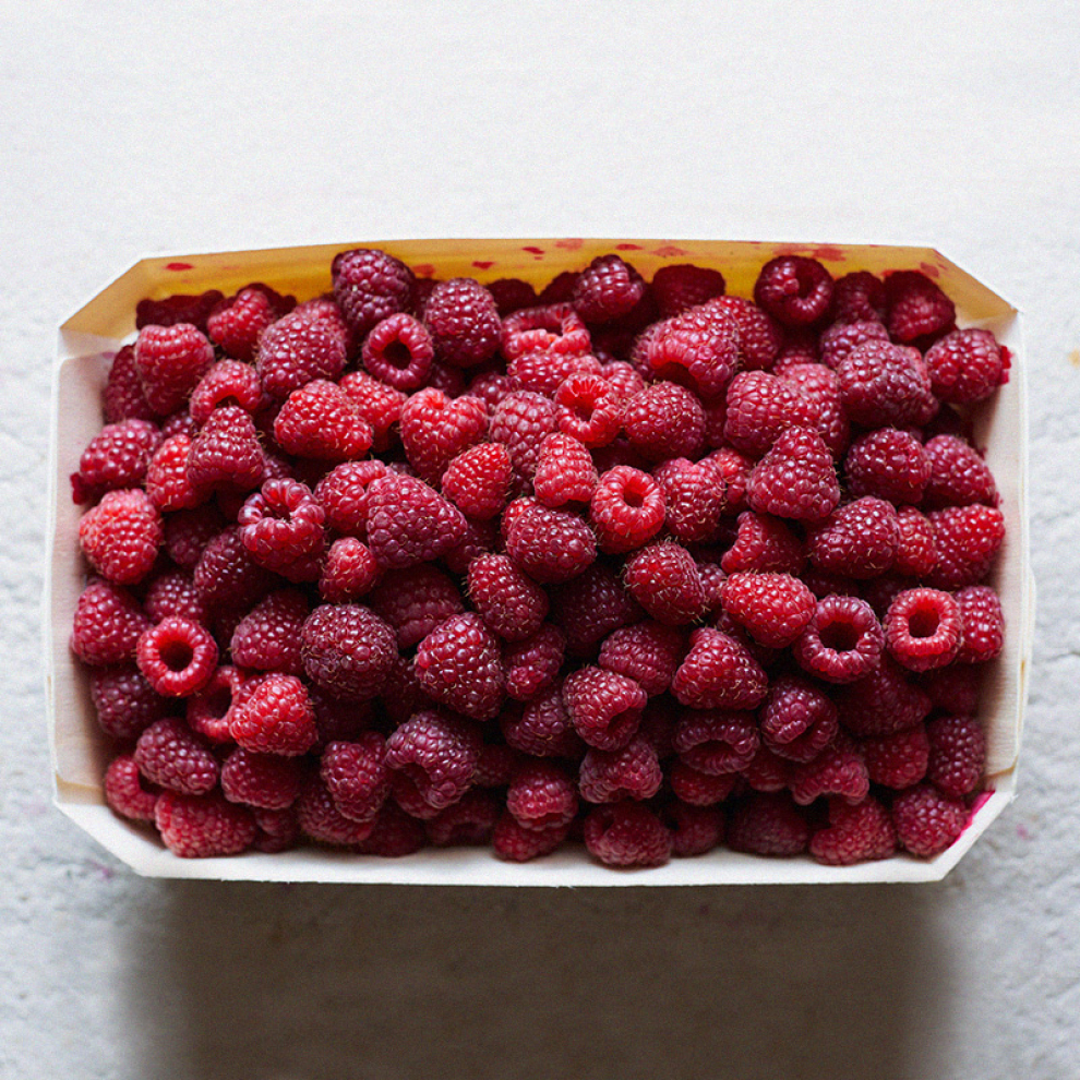 Также поотгибайте края коробки: если много подавленных ягод — не берем