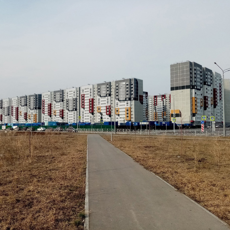 А так выглядит обжитый район Ново-Патрушево. Есть дороги, тротуары, автобусные остановки, магазины, частная поликлиника, детские площадки, школа и садики