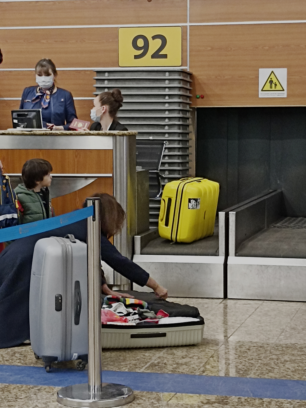 Нередко можно встретить ситуацию, когда пассажир перекладывает свои вещи, чтобы уложиться в норму провоза багажа