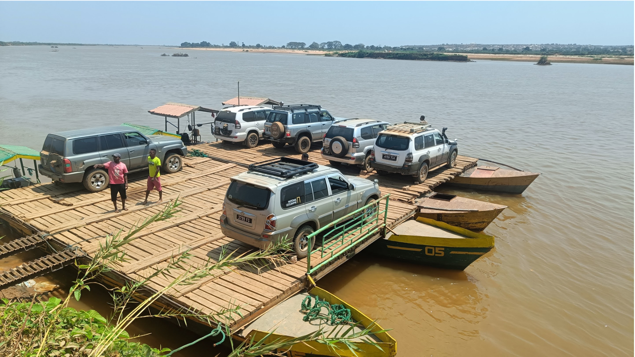 Паром через реку Цирибихина
