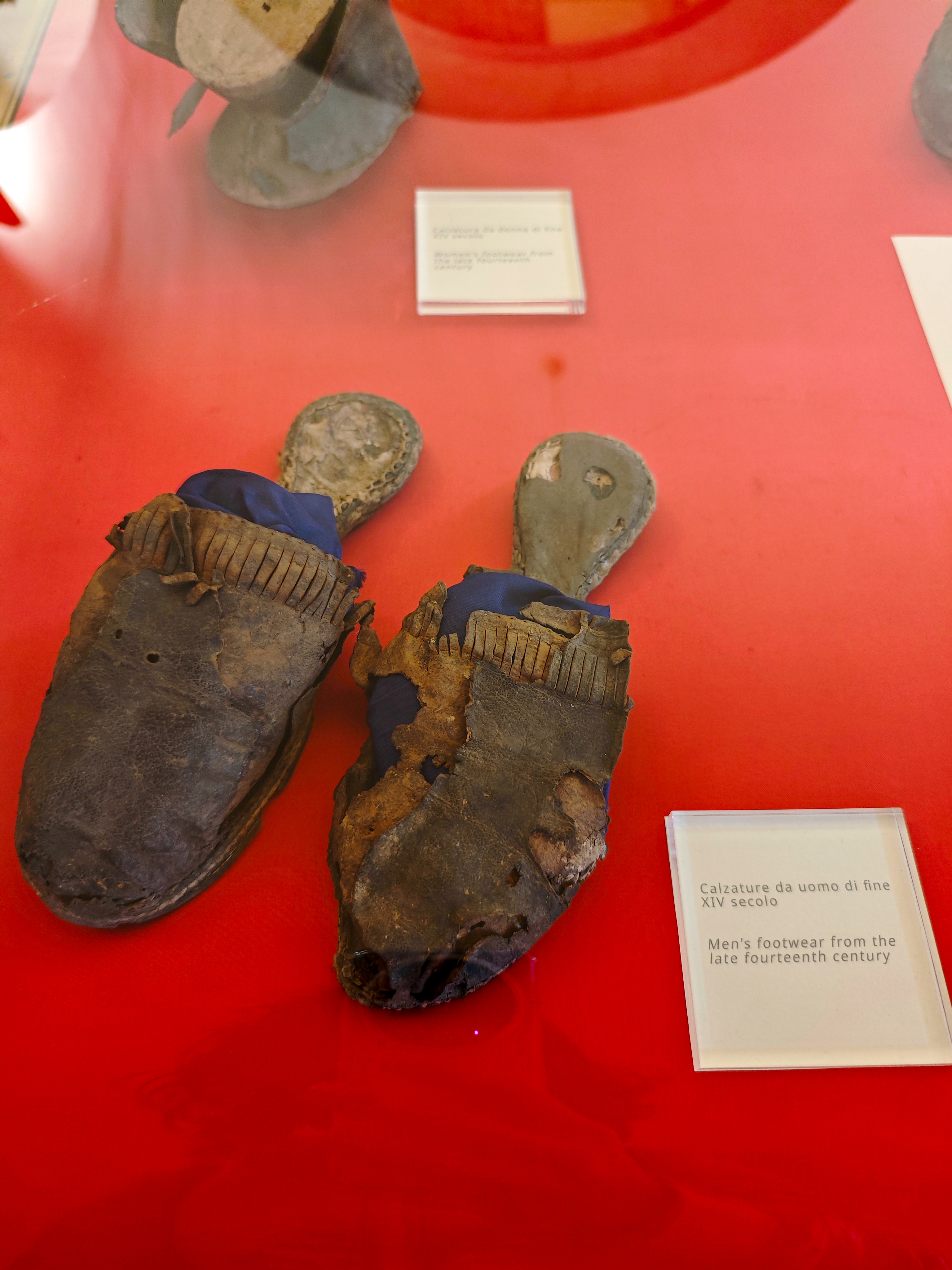 В музее. Мужская обувь конца XIV века