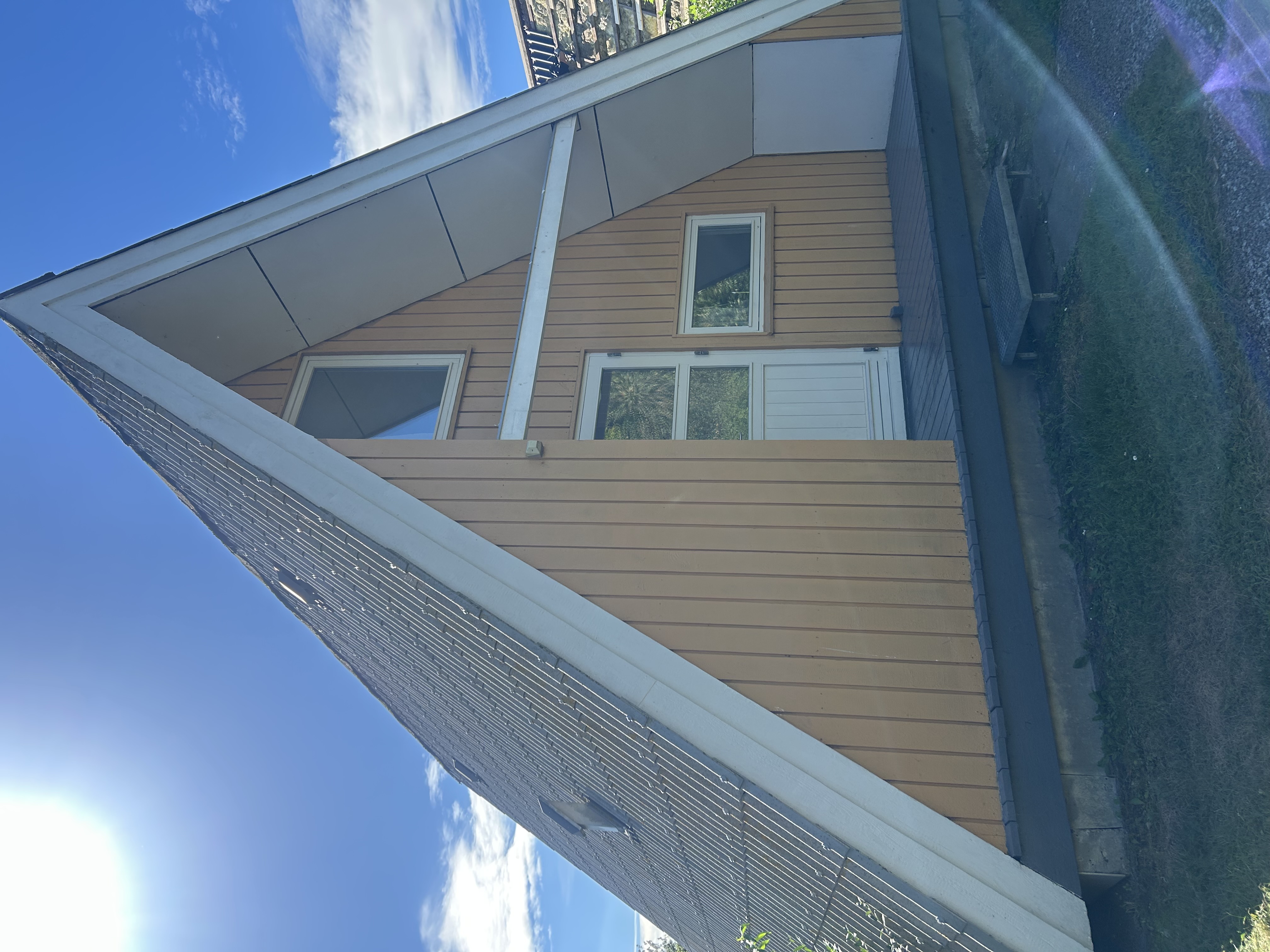 Наш дом. Небольшая гостиная в нем и выход на задний двор.