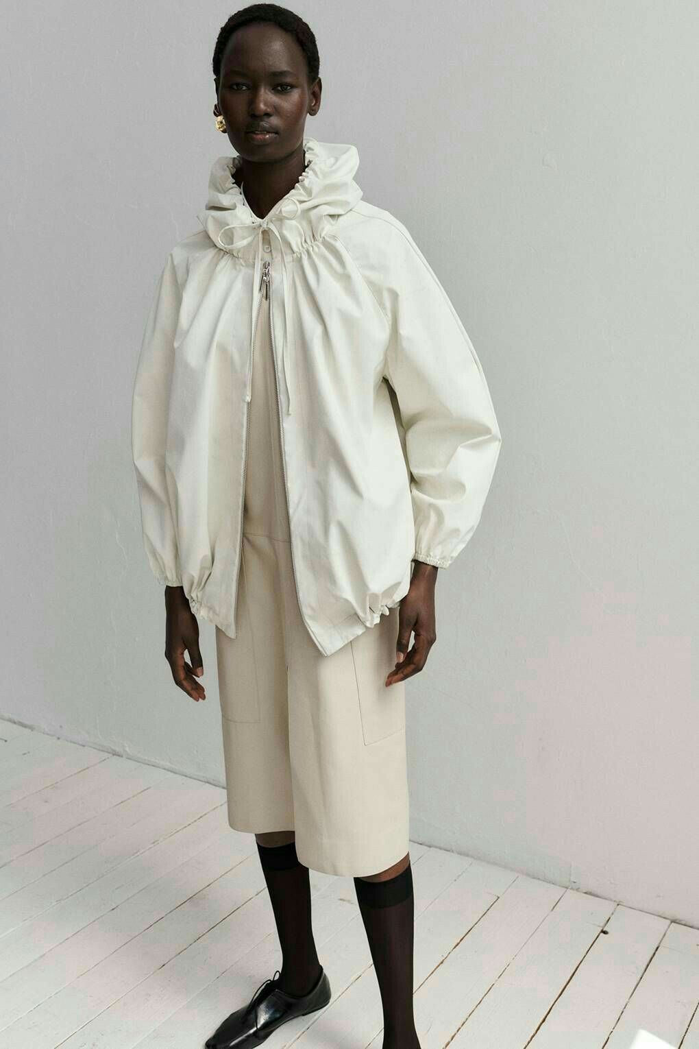 Было сложно найти то, что понравится на 100%. Эти образы показались удобными и в меру женственными