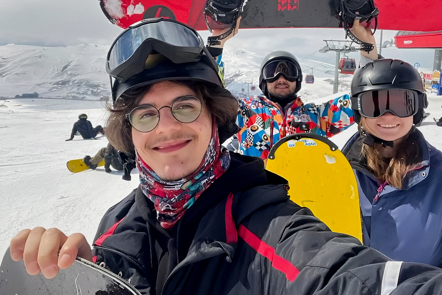Катаемся с новыми друзьями на сноубордах