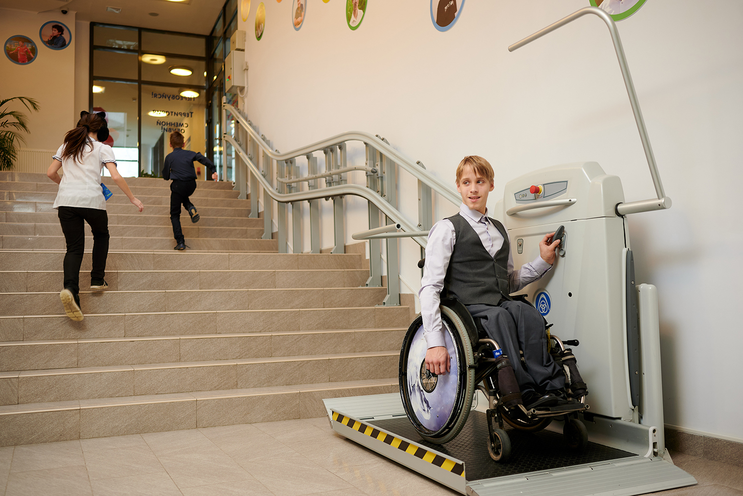 В здании школы есть пандусы, лифты и подъемники, чтобы дети на инвалидных колясках могли свободно перемещаться