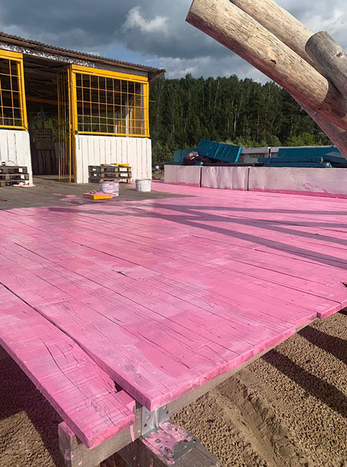 Для пола на палубе базы мы использовали розовую и белую краску. Яркий цвет оказался отличным фоном для фотографий