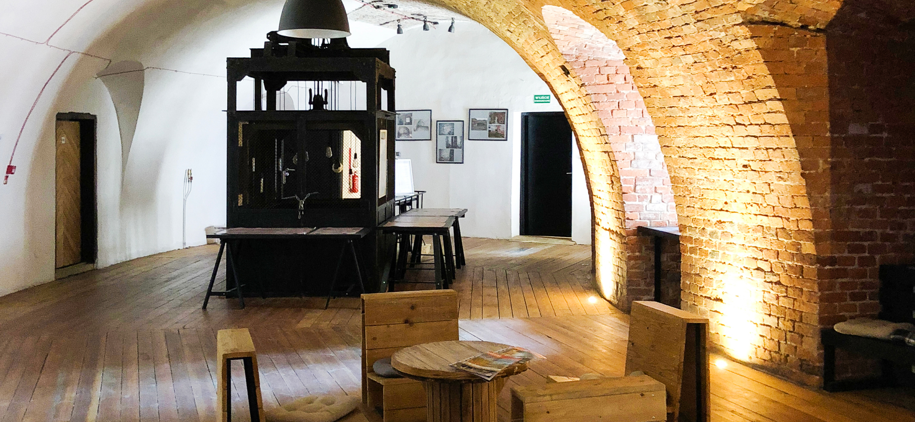 «Приглушенный свет и самодельная мебель»: как мы жили в бывшей тюрьме в Кракове