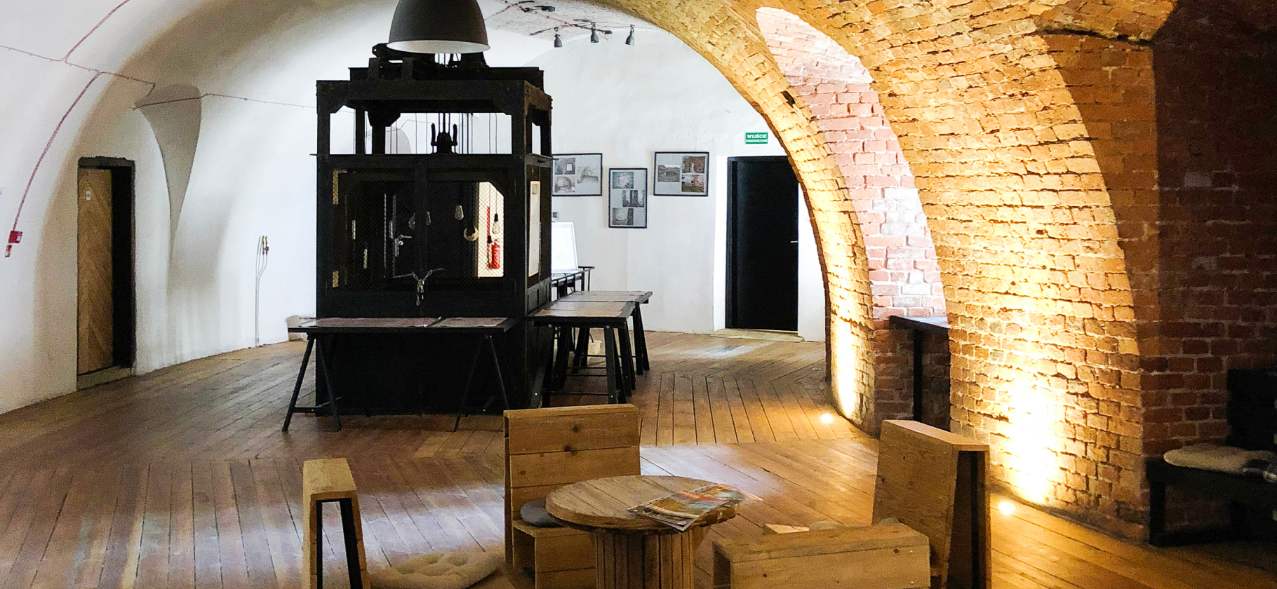 «Приглушенный свет и самодельная мебель»: как мы жили в бывшей тюрьме в Кракове