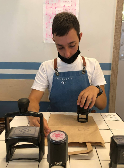 Рома ставит печати на пакетах во время работы в кафе Dizengof99