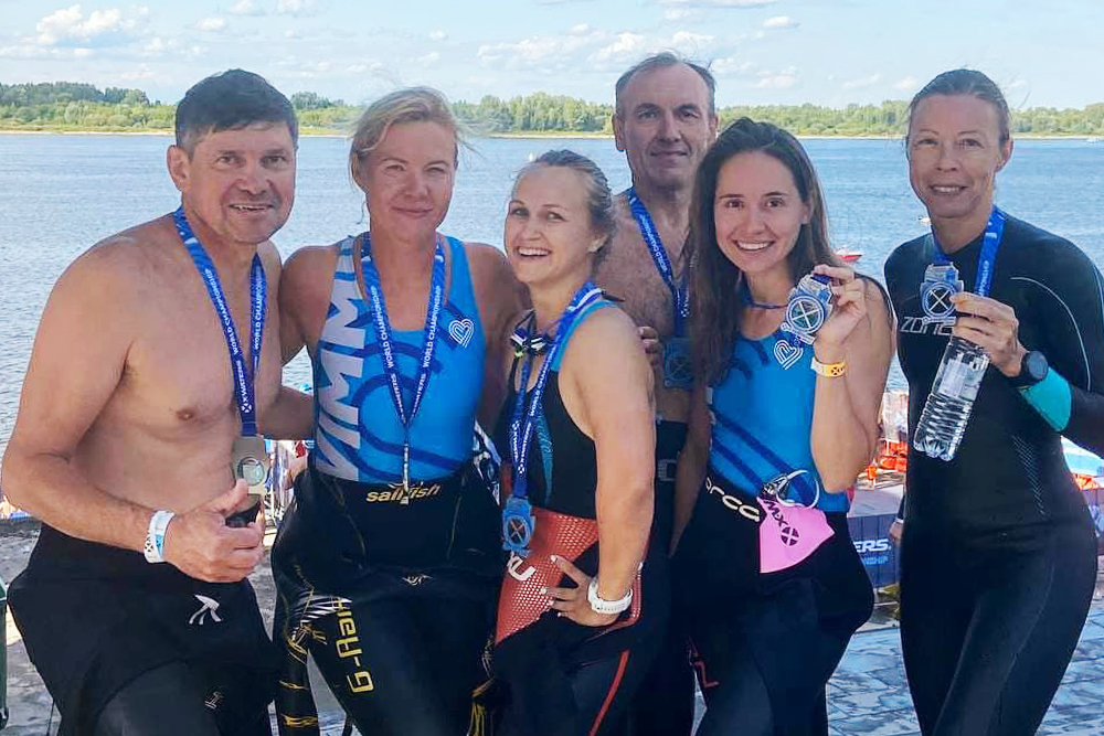 Команда I Love Swimming Samara с медалями X-Waters Volga 2021 сразу после финиша заплывов на 3 км и 5 км