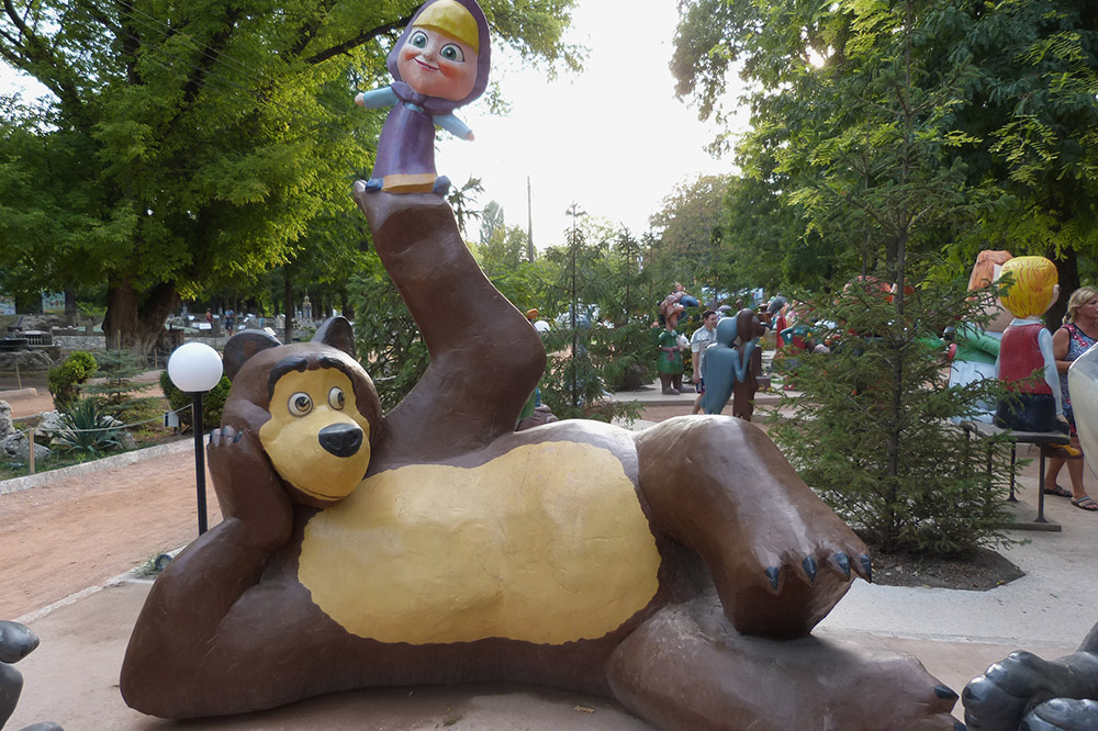 Одна из самых популярных скульптур — персонажи мультсериала «Маша и медведь»