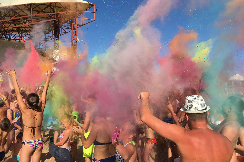 Самый яркий и эффектный момент фестиваля — все дружно выбрасывают краски в воздух