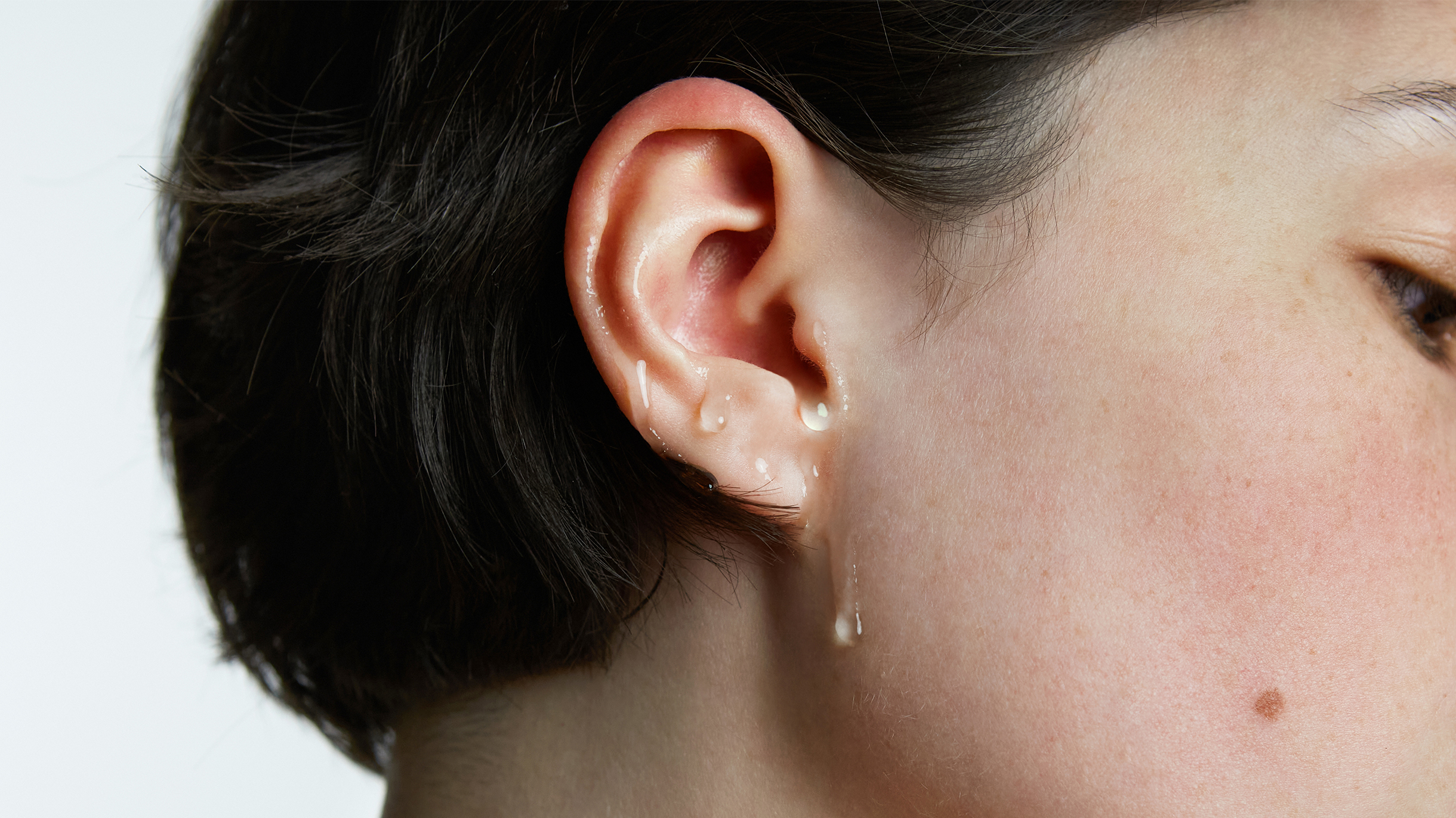 Почему болят уши у ребенка?
