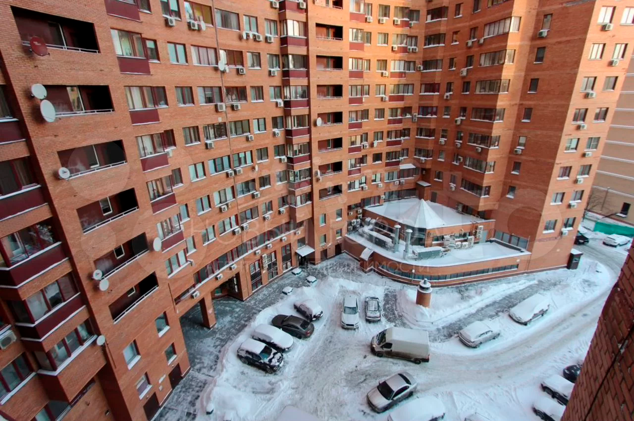 Вид из окна во двор. Источник: avito.ru