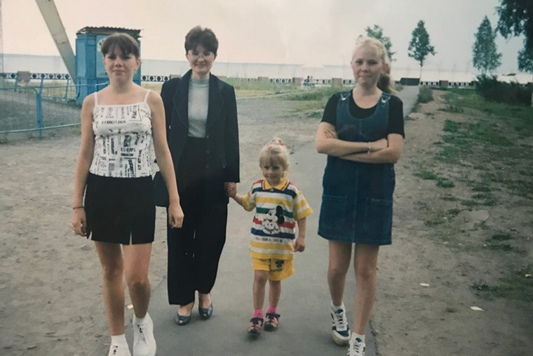 Мы с сестрами и мамой в Петрозаводске в 1999 году перед поступлением в колледж