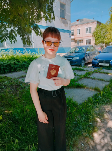 Арине в 2023 году исполнилось 14 лет, и она получила паспорт