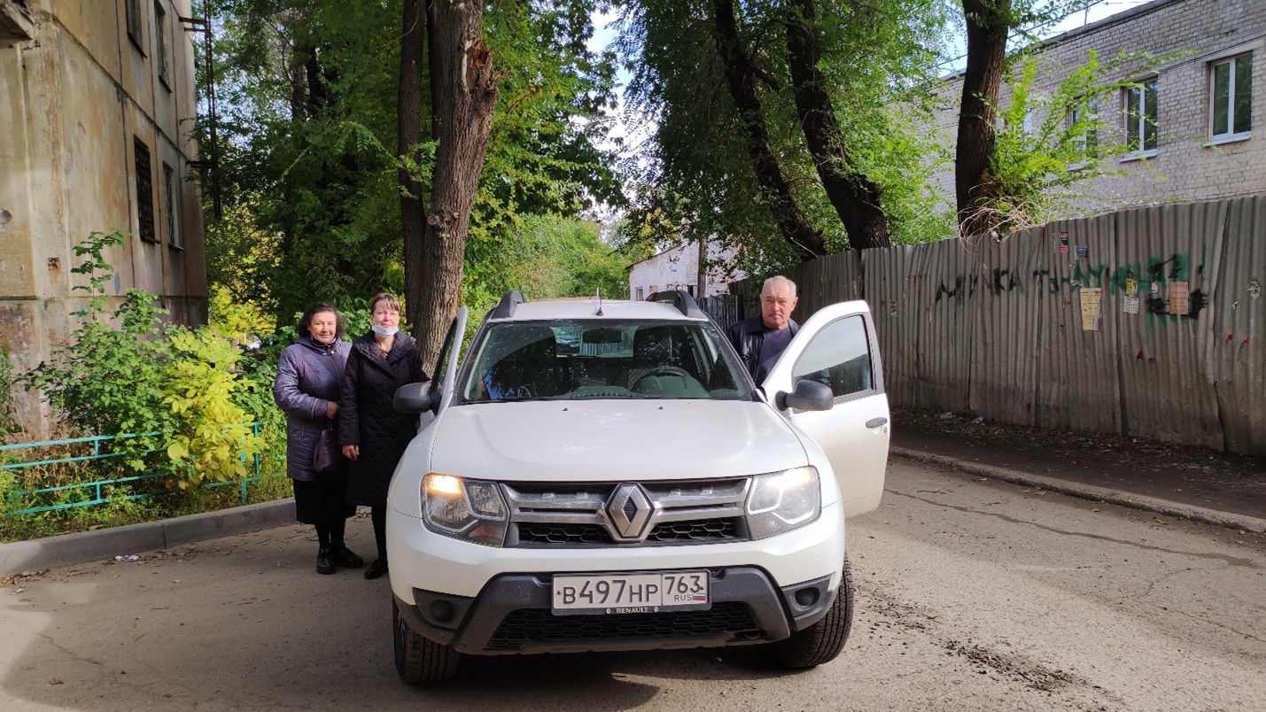 Наша Ласточка, машина, подаренная фондом «Вера», отправляется с врачом и медицинской сестрой на визит к тяжелобольному человеку.