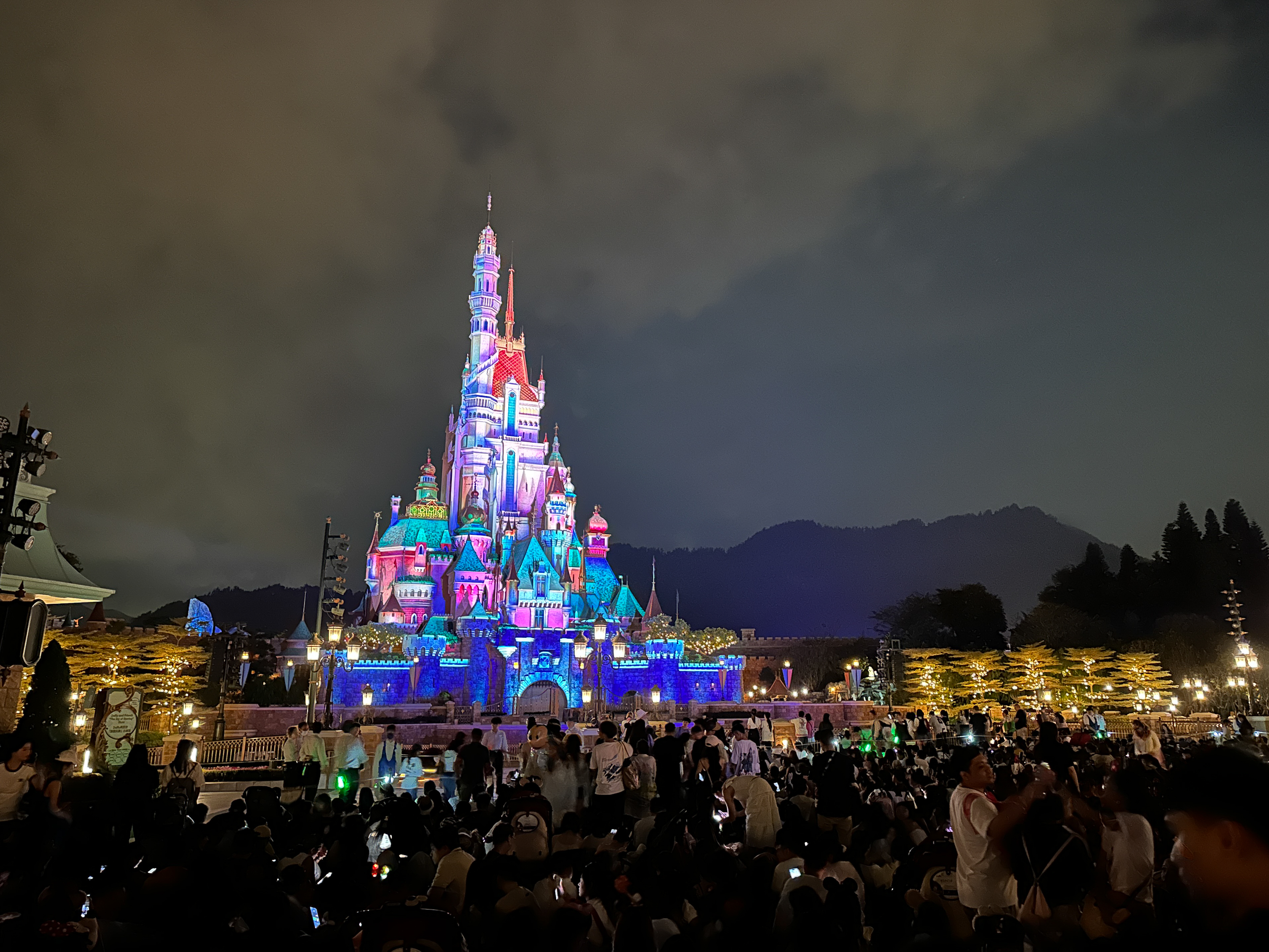 Ожидаем вместе с другими гостями Диснейленда финальное шоу Momentous