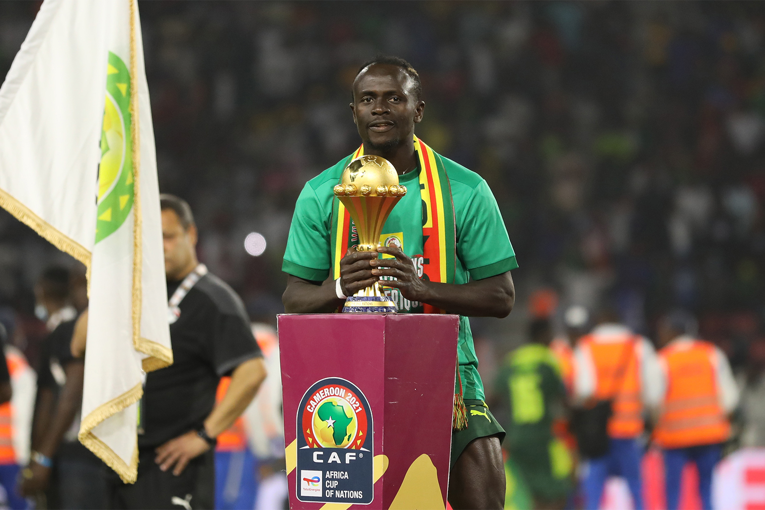 Садьо Мане с трофеем Кубка африканских наций — 2021. Фотография: picture alliance / Getty Images