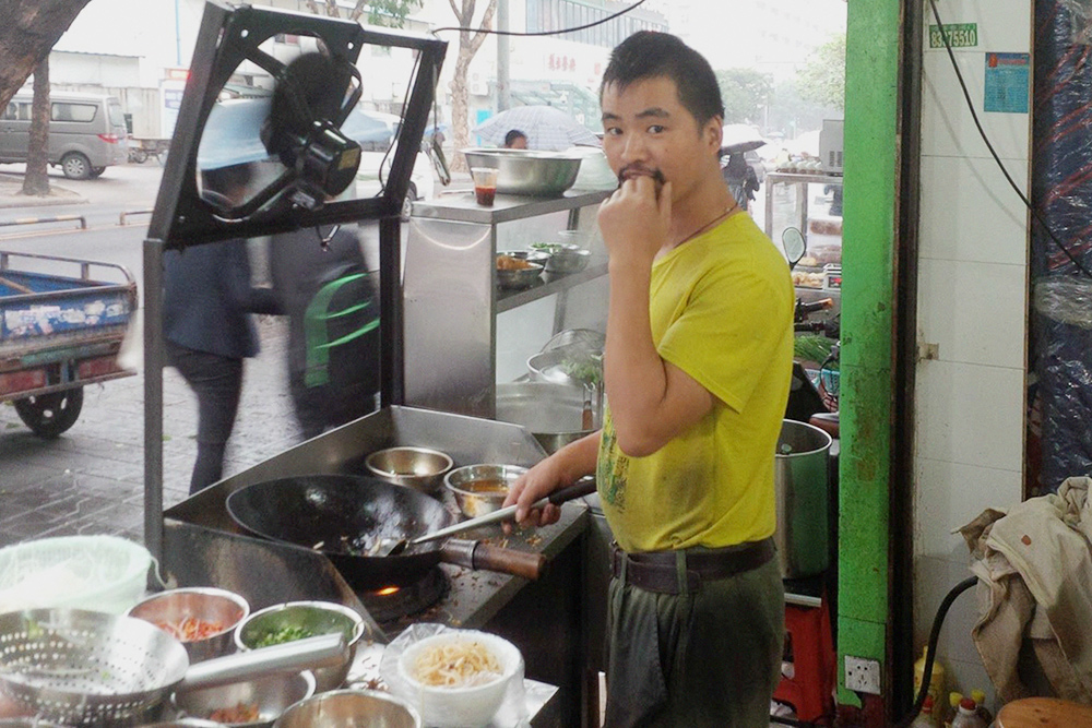 У этого парня мы обычно покупали ужин, потому что он работал до двух часов ночи. Большая порция лапши с овощами, мясом и яйцом стоила 10 ¥ (около 100 ₽)