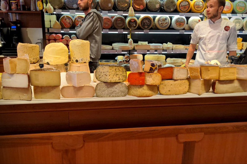 Вкусный сыр в итальянском магазине