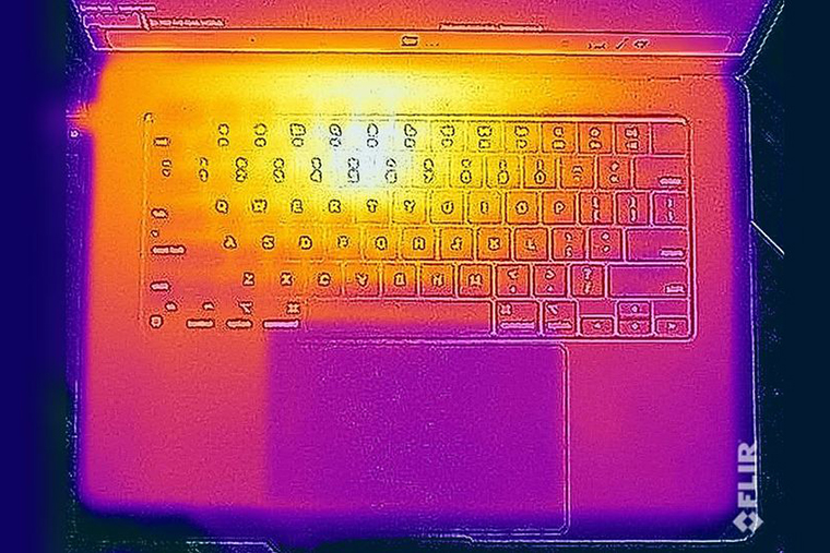 С тепловизором видно, что несмотря на нагрев, тачпад остается самой холодной частью устройства. Источник: i.rtings.com