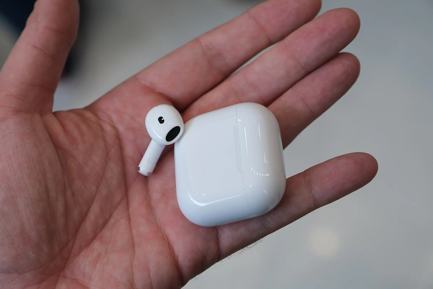 AirPods 4 — самые компактные наушники в ассортименте Apple. Источник: theverge.com