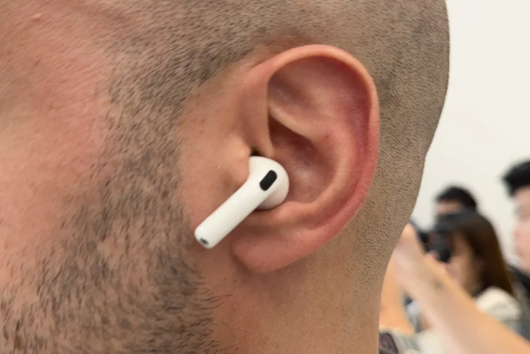 AirPods 4 комфортно сидят в ушах. Источник: cnn.com