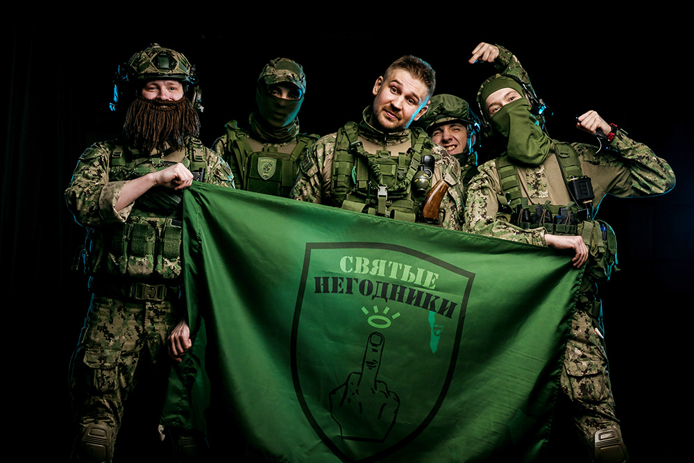 Команда «Святые негодники» с флагом. Иван — капитан команды — в центре