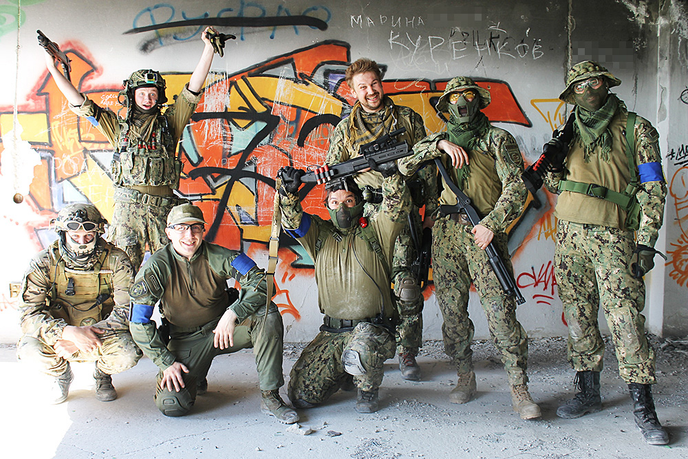 Команда Ивана в полной военной экипировке. Игра на полигоне «Чернобыль» в городе Ирбите проходила в стенах заброшенных зданий
