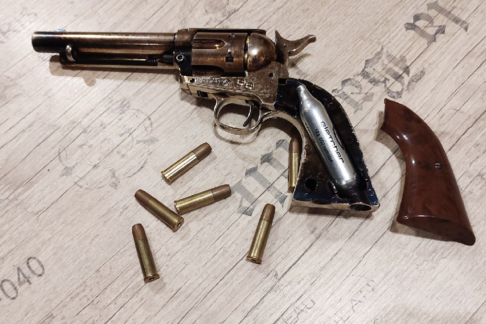 Револьвер King Arms Colt SAA.45 Peacemaker с углекислым газом. Рядом — гильзы, или шеллы, куда засыпаются шары