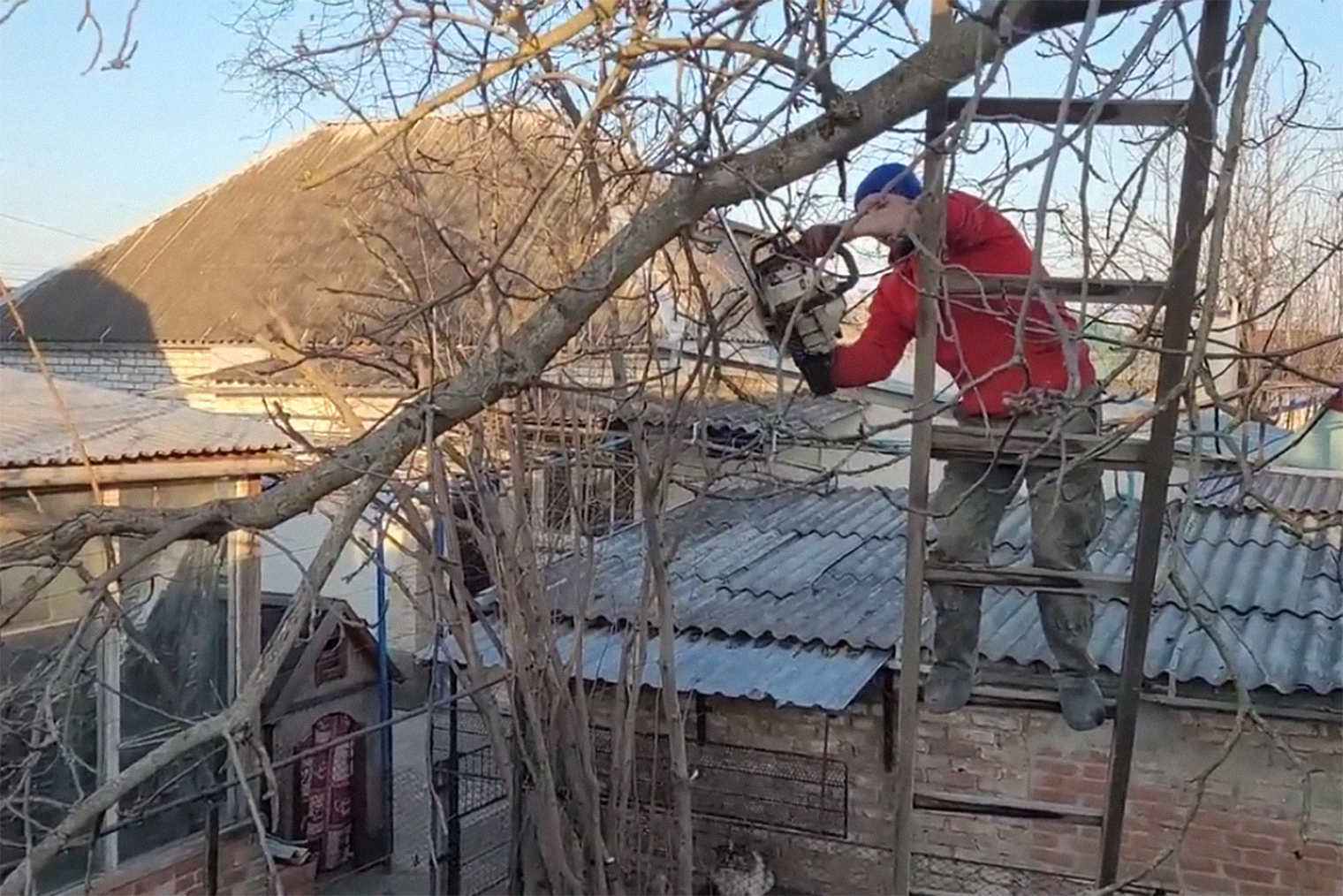 Однажды лестница покачнулась и чуть не упала, но все обошлось