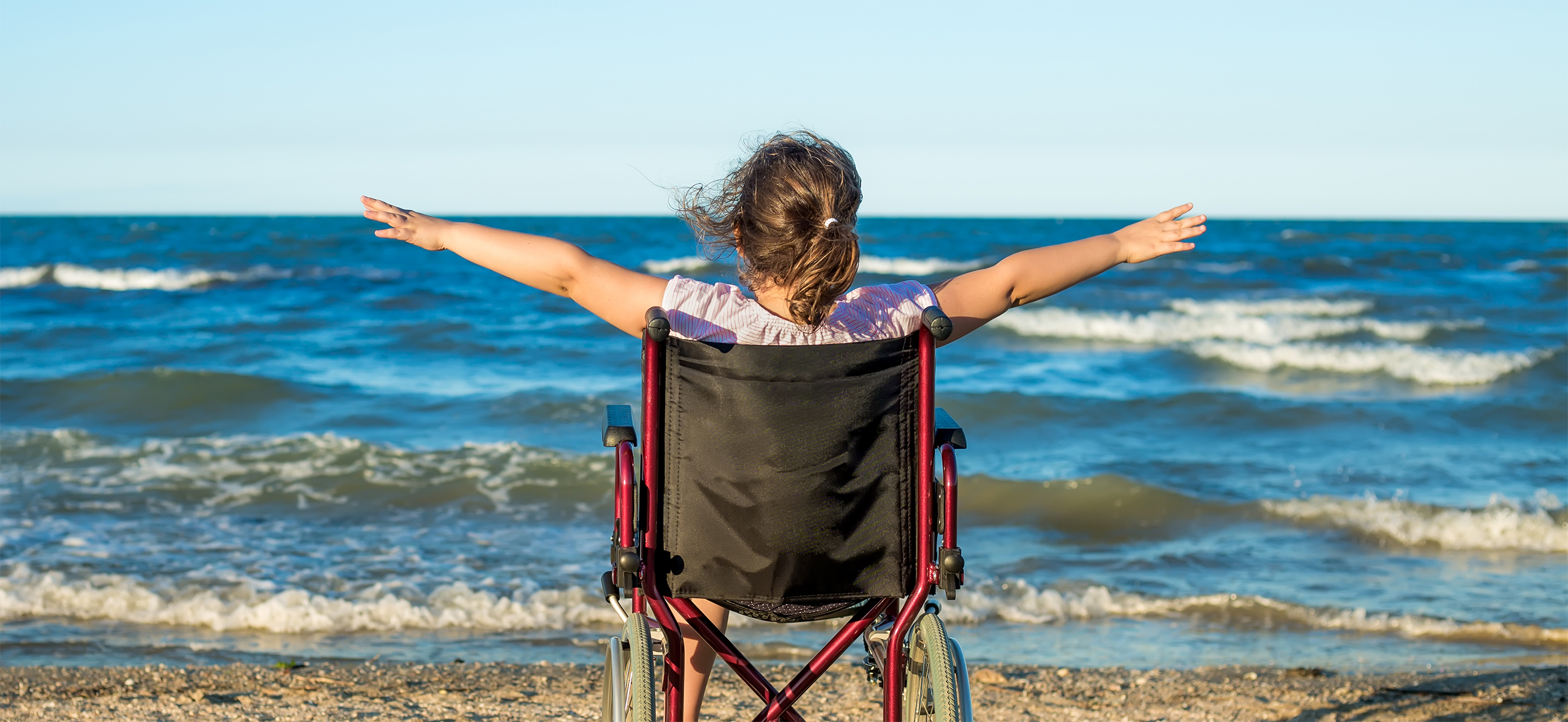 Две недели в палатке и погружение с аквалангом: как путешествуют семьи с детьми на инвалидных колясках