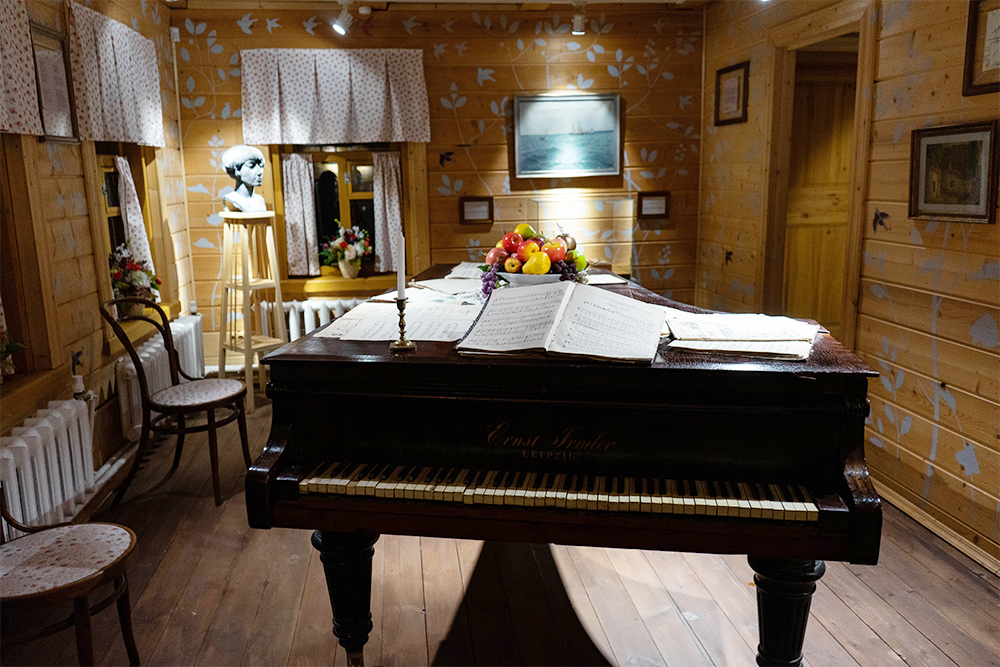В четырех комнатах цветаевского домика интересные экспонаты: самовар, фортепиано с нотами, стеклянный стол с клубникой