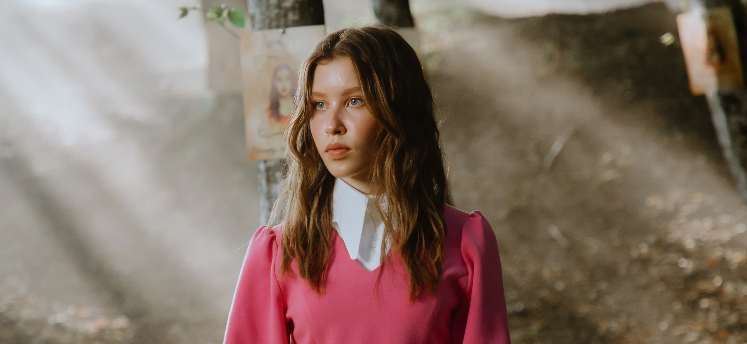 «Алиса в Стране чудес»: какой полу­чилась сказка с Анной Пересильд и песнями Высоц­кого