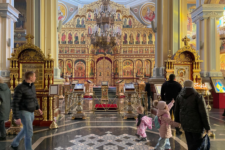 Внутри много золота, как обычно бывает в православных церквях