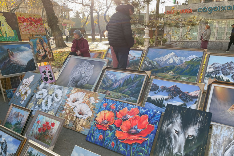 Благодаря картинам местных художников я узнала, что в горах Казахстана цветут белые маки