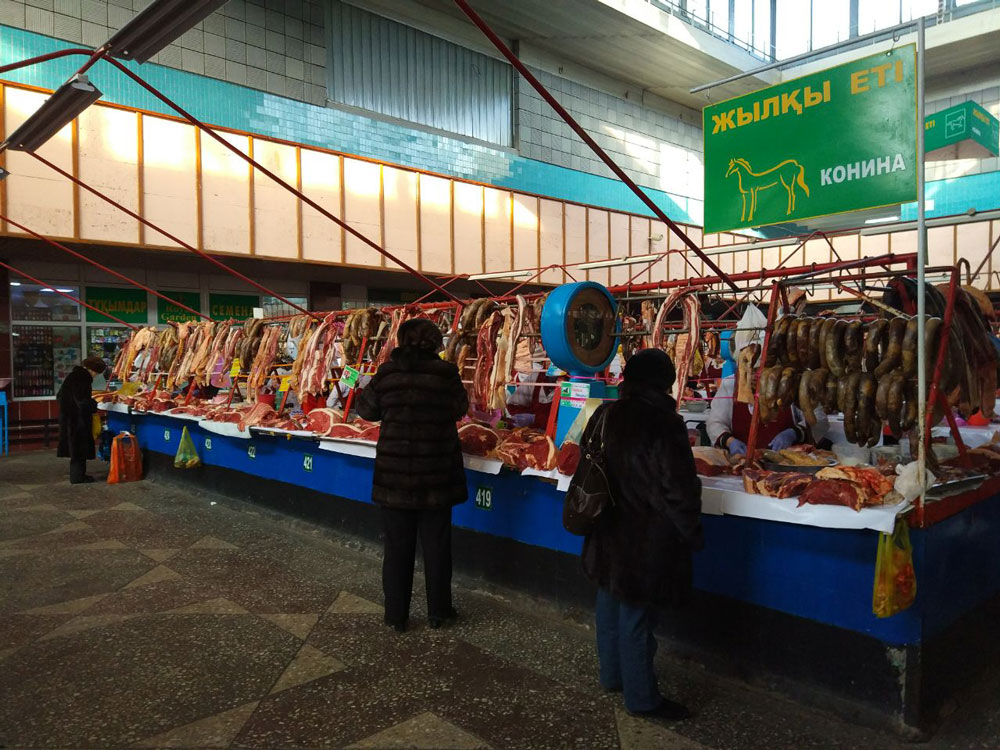 На рынках продается свежее мясо, можно найти национальное казахское блюдо из конины — колбасу казы