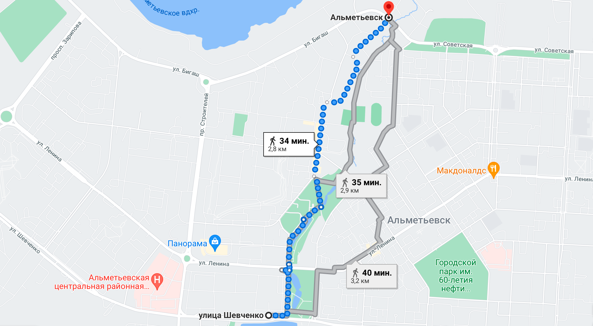 Можно пройти вдоль линии прудов 2,8 км, нигде не пересекая проезжую часть: через улицу Ленина проложили подземный переход