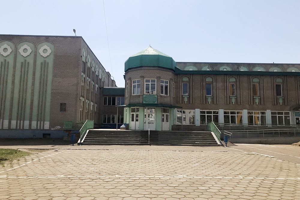 Сейчас татарская гимназия выглядит так. Четверть века назад, когда ее только открыли, она была очень красивой