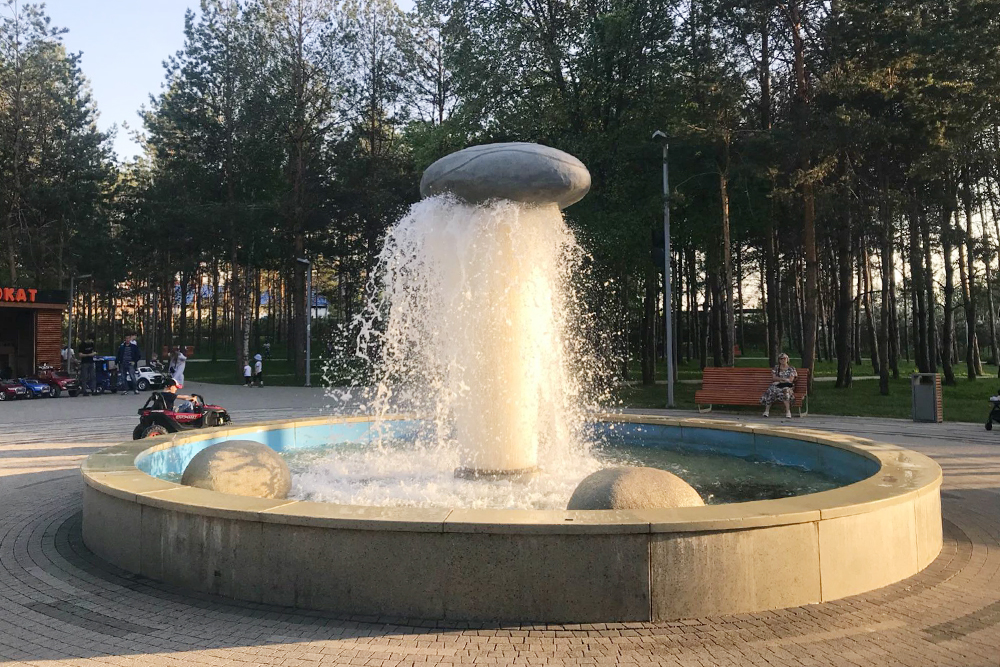 Когда отдыхающие заходят в парк, первым делом они видят этот фонтан