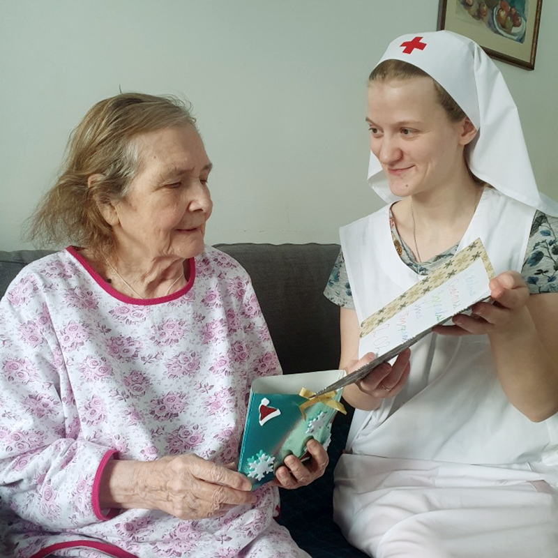 Сестра милосердия Екатерина Юртаева поздравляет Татьяну Сергеевну с Новым годом и дарит ей сувенир, сделанный своими руками