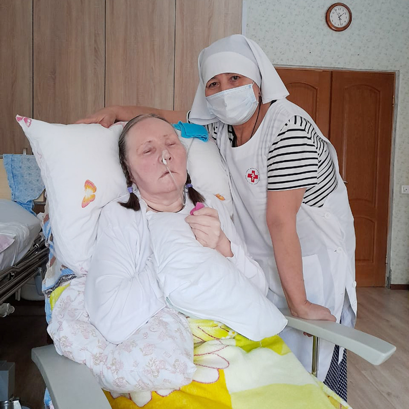 Сестра милосердия Александра Тимофеевна оставила престижную работу, чтобы заботиться о пожилых с инвалидностью. На фото она со своей подопечной Ларисой Петровной