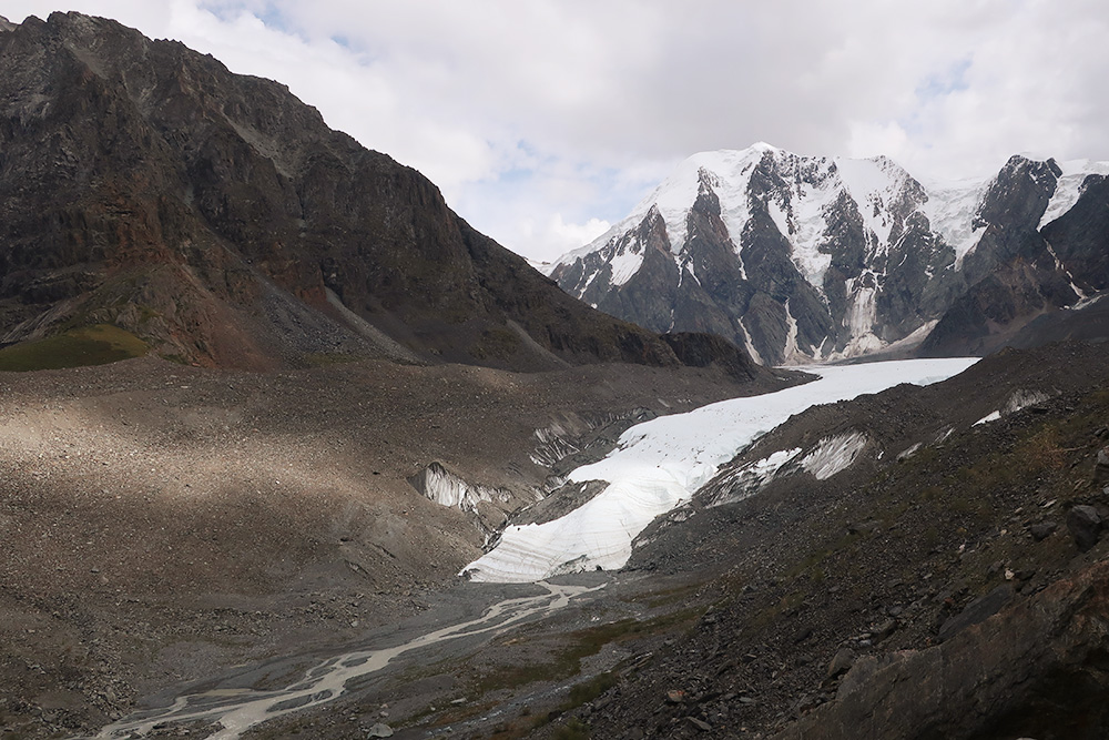 Общая длина ледника Маашей — 10 километров