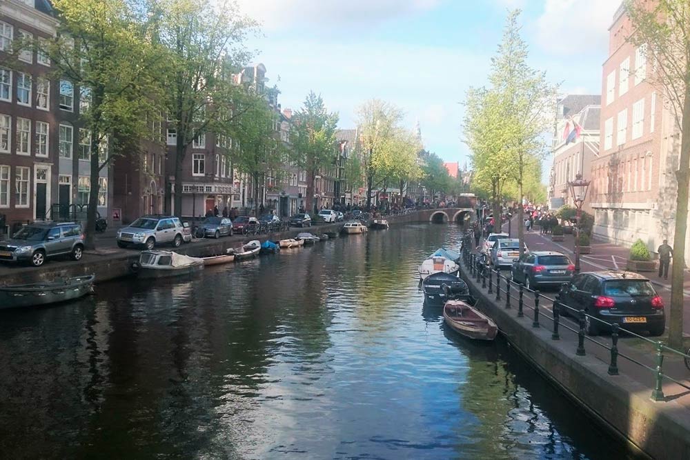 Вид на канал Принсенграхт: типичный центр Амстердама с каналами, лодками и старинными домами