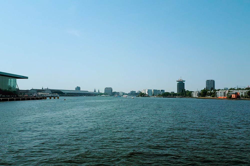В Амстердаме очень много воды. Вид на город с парома на реке Эй (IJ)