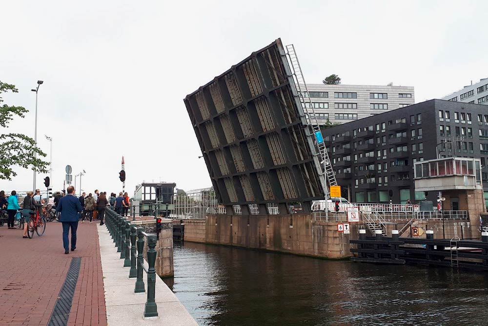 В городе могут внезапно развести мост, чтобы прошли высокие лодки