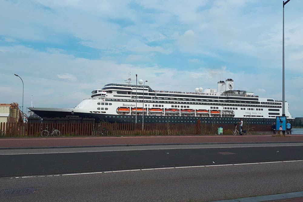 Из порта Амстердама такие лайнеры отправляются в морские круизы по Европе