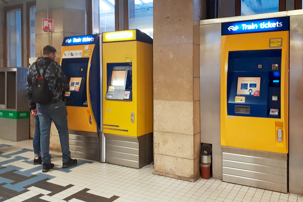 Желтые автоматы для покупки билетов на междугородние поезда